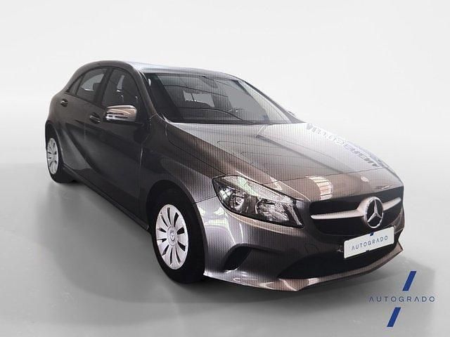 Usado Mercedes A180 109 CV (80 kW) 2017 Gris Utilitario