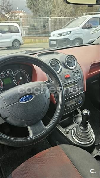 Usado Ford Fiesta Trend 68 CV (50 kW) 2006 Gris / plata Utilitario