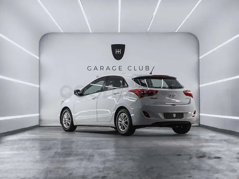 Usado Hyundai i30 100 CV (73 kW) 2014 Blanco Berlina