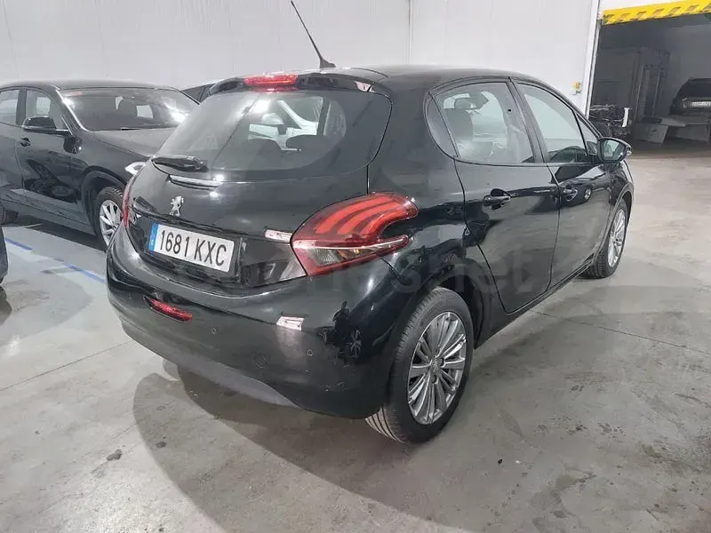 Usado Peugeot 208 Active 82 CV (60 kW) 2019 Negro Utilitario