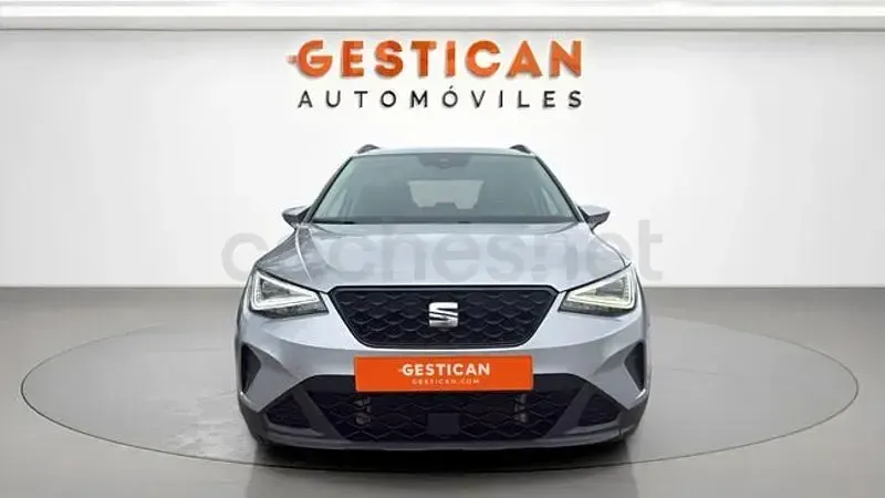 Usado Seat Arona Style 110 CV (80 kW) 2023 Gris / plata SUV