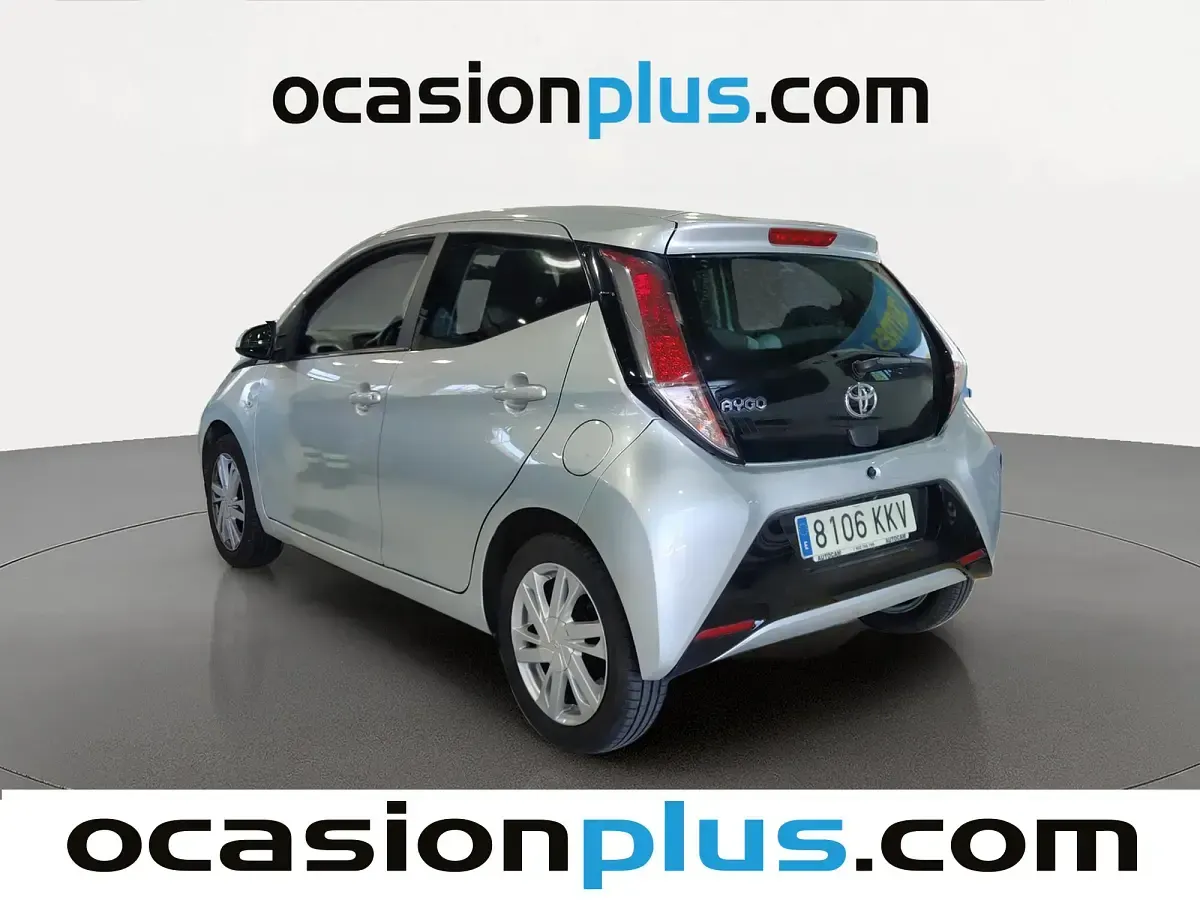 Usado Toyota Aygo X-play 69 CV (50 kW) 2018 Gris plata Utilitario