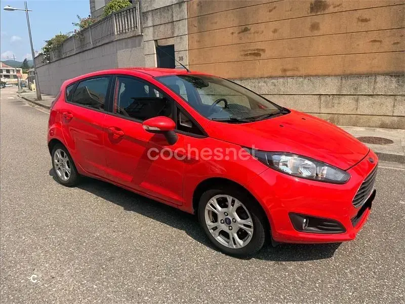 Usado Ford Fiesta Trend 82 CV (60 kW) 2013 Rojo Berlina