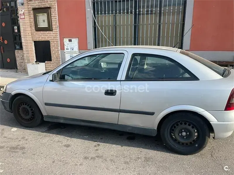 Usado Opel Astra Club 84 CV (61 kW) 2002 Gris / plata Berlina