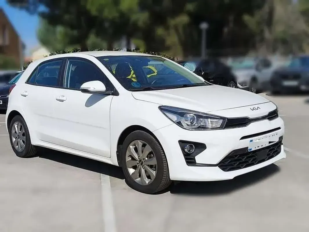 Usado Kia Rio 120 CV (88 kW) 2022 Blanco Berlina