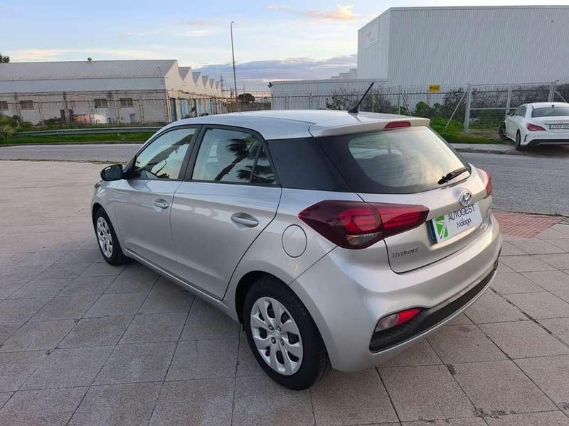 Usado Hyundai i20 84 CV (61 kW) 2020 Gris Utilitario