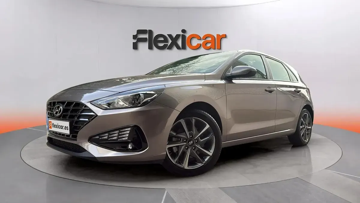 Usado Hyundai i30 110 CV (80 kW) 2023 Marrón Berlina