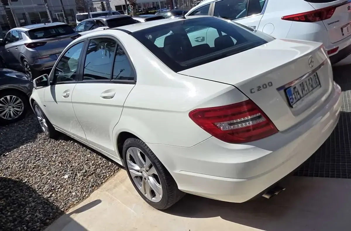 Usado Mercedes C200 Avantgarde 136 CV (100 kW) 2012 Blanco Berlina