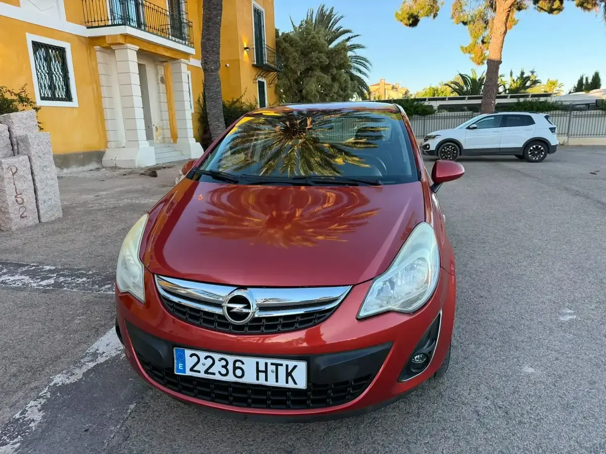Usado Opel Corsa Selective 85 CV (62 kW) 2013 Rojo Utilitario