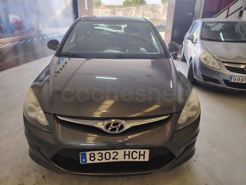 Usado Hyundai i30 Classic 90 CV (66 kW) 2011 Gris / plata Berlina