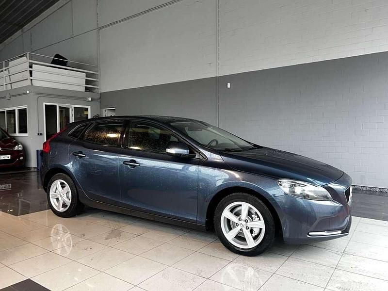 Azul Usado 2018 Volvo V40 Kinetic Utilitario | 13.200 € (Un poco caro) - Imagen 1/4