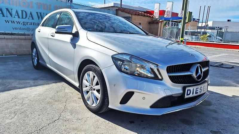 Usado Mercedes A180 110 HP (80 kW) 2017 Cinzento Citadino