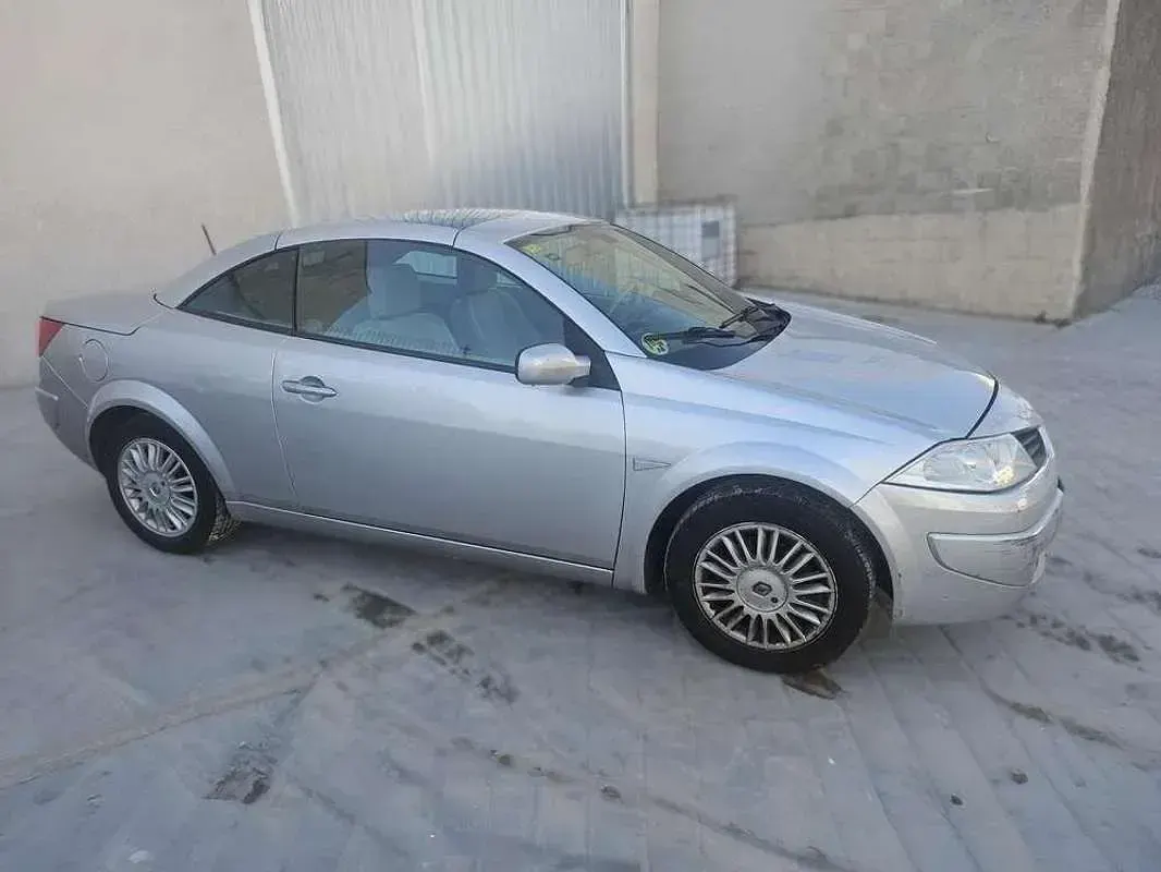 Usado Renault Mégane Cabriolet Dynamique 131 CV (96 kW) 2007 Gris / plata Descapotable