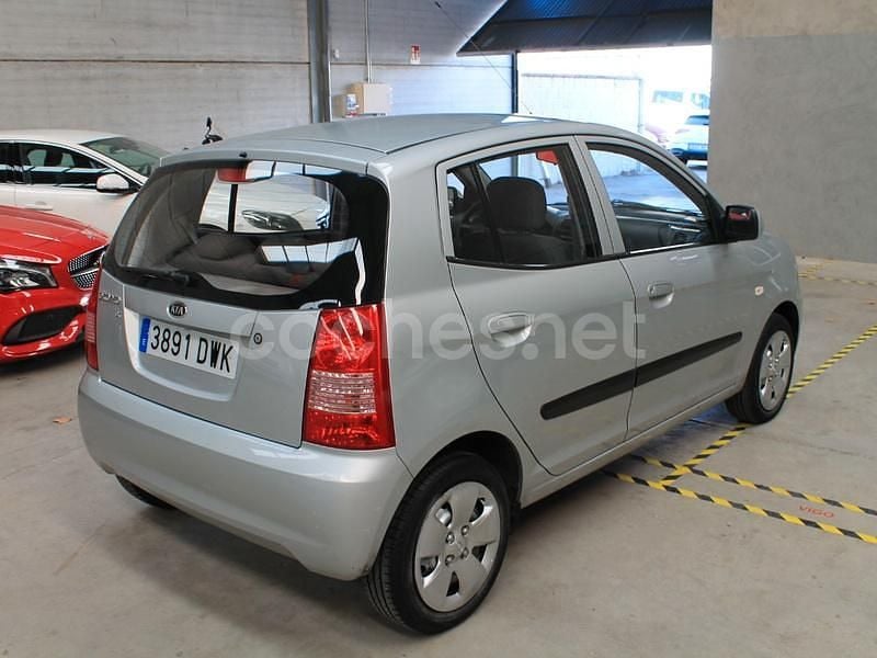 Usado Kia Picanto LX 65 CV (47 kW) 2006 Gris / plata Utilitario