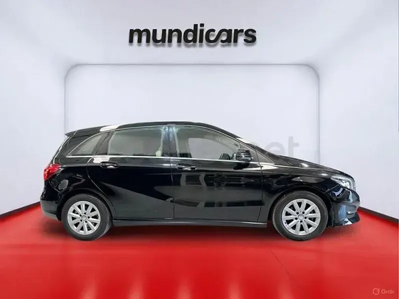 Usado Mercedes B180 Urban 109 CV (80 kW) 2016 Negro Monovolumen