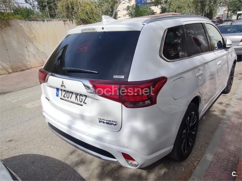 Usado Mitsubishi Outlander P-HEV 203 CV (149 kW) 2018 Blanco SUV
