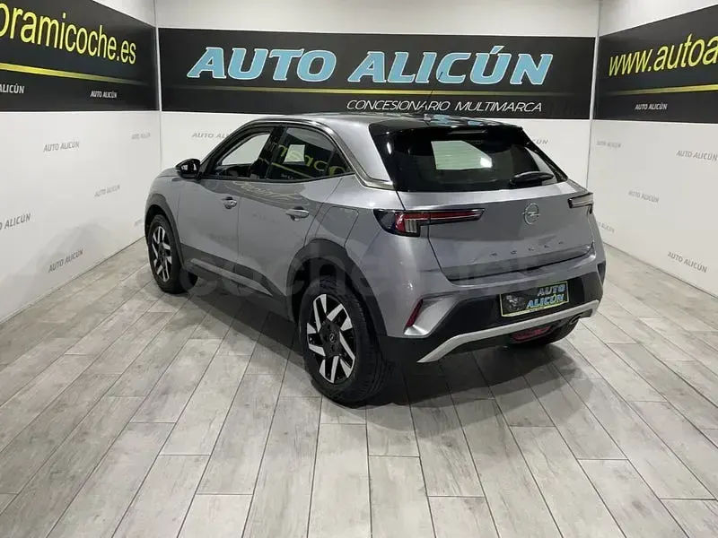 Usado Opel Mokka 110 CV (80 kW) 2023 Gris / plata SUV