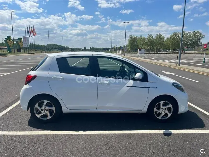 Usado Toyota Yaris Hybrid Active 100 CV (73 kW) 2016 Blanco Berlina