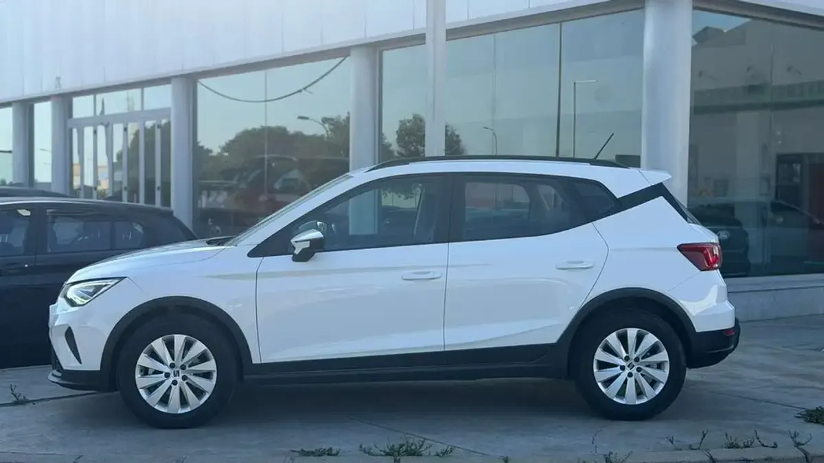 Usado Seat Arona Style Plus 110 CV (80 kW) 2022 Blanco SUV