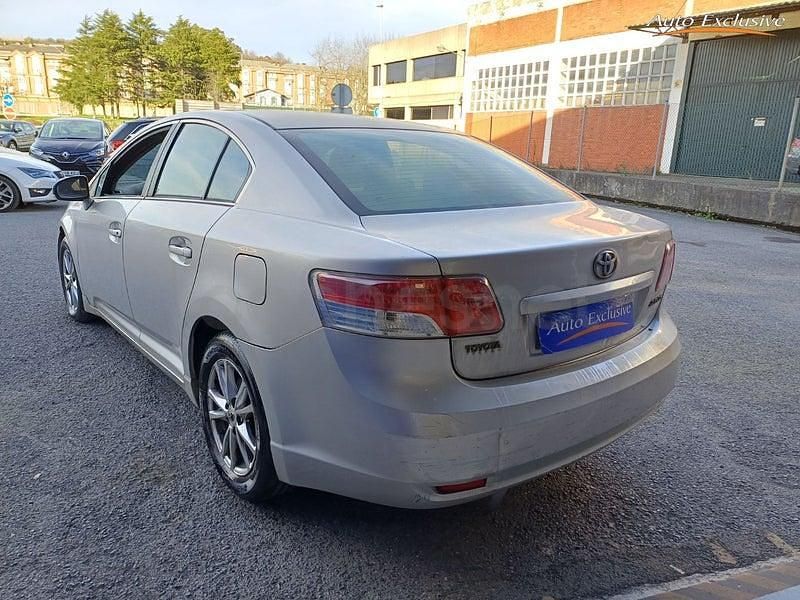 Usado Toyota Avensis Active 126 CV (92 kW) 2010 Gris / plata Berlina