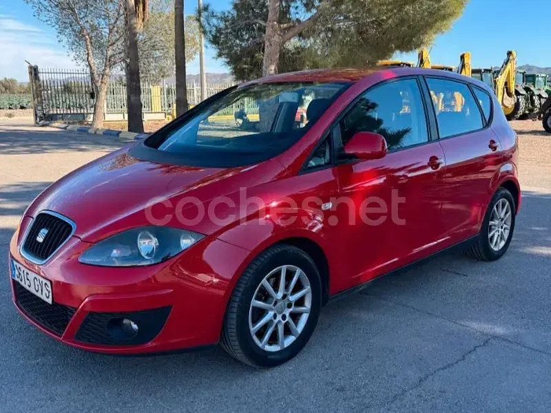 Usado Seat Altea Ecomotive 105 CV (77 kW) 2010 Rojo Monovolumen