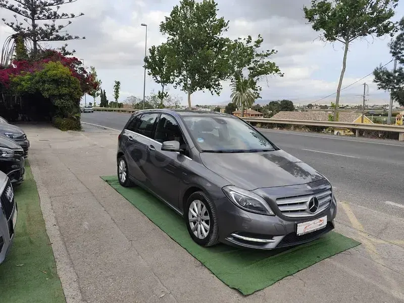 Usado Mercedes B200 136 CV (100 kW) 2012 Gris / plata Utilitario