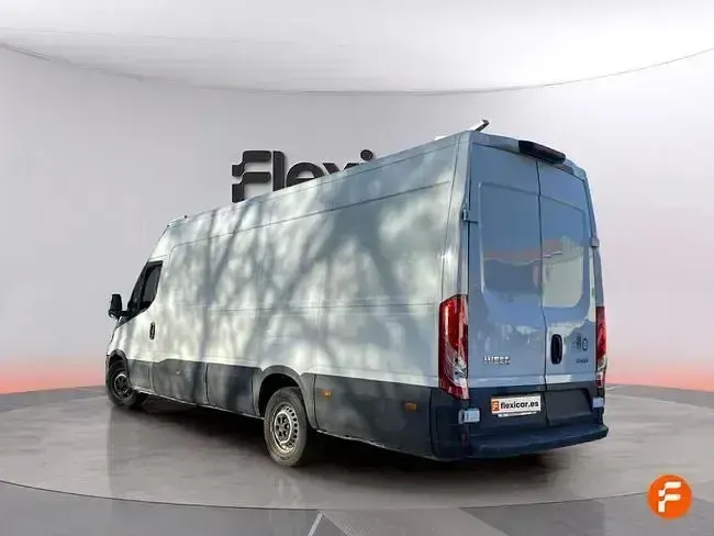 Begagnad Iveco Daily 156 HK (114 kW) 2023 Vit Sedan