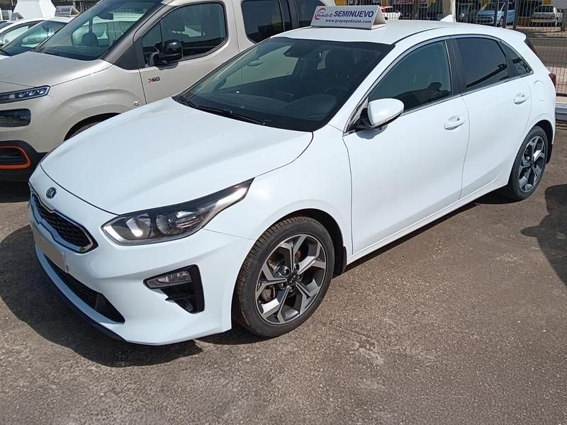 Usado Kia Ceed 120 CV (88 kW) 2019 Blanco Utilitario