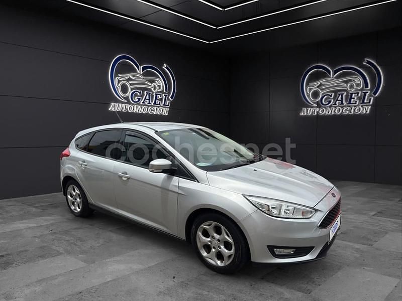Gris / plata Usado 2016 Ford Focus ST-Line Berlina | 9990 € (Precio justo) - Imagen 1/4