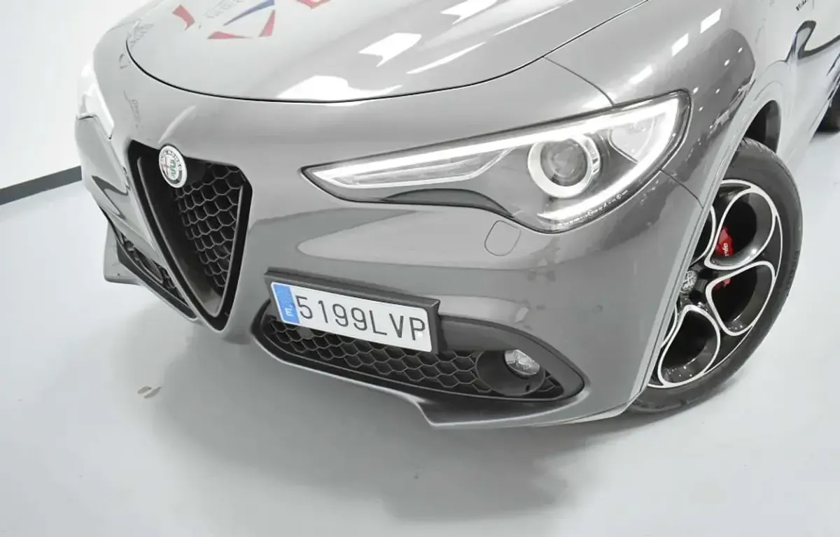 Usado Alfa Romeo Stelvio Veloce 209 CV (153 kW) 2022 Gris SUV