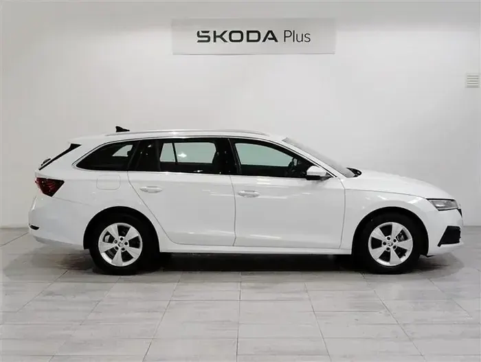 Usado Skoda Octavia Ambition 110 CV (80 kW) 2021 Blanco Familiar