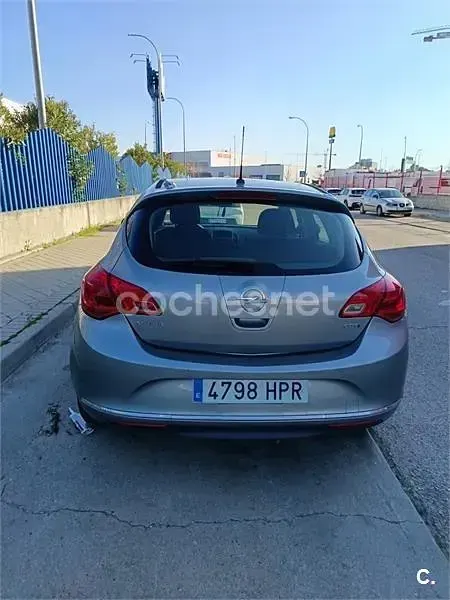 Usado Opel Astra Selective 110 CV (80 kW) 2013 Gris / plata Berlina