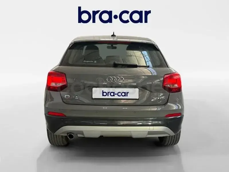 Usado Audi Q2 Design 116 CV (85 kW) 2020 Gris / plata SUV