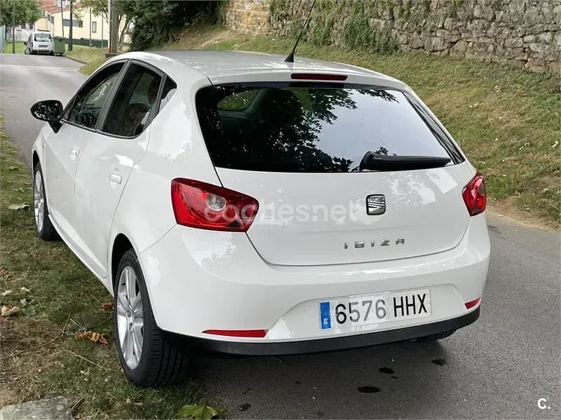 Usado Seat Ibiza Copa 90 CV (66 kW) 2012 Blanco Berlina