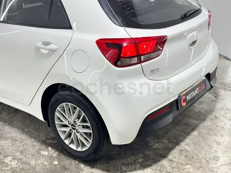 Usado Kia Rio 84 CV (61 kW) 2021 Blanco Berlina