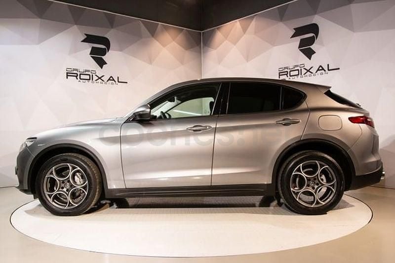 Usado Alfa Romeo Stelvio Sprint 190 CV (139 kW) 2020 Gris / plata SUV