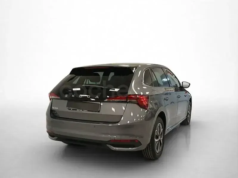 Usado Skoda Scala 115 CV (84 kW) 2024 Gris / plata Utilitario