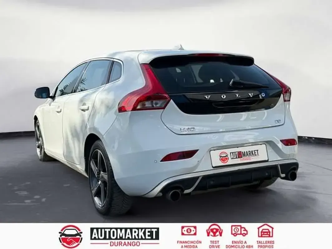 Usado Volvo V40 R-Design Kinetic 115 CV (84 kW) 2015 Blanco Utilitario