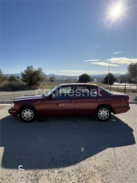 Usado Mercedes E300 136 CV (100 kW) 1993 Granate Familiar