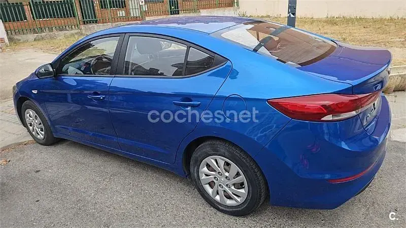 Usado Hyundai Elantra 136 CV (100 kW) 2016 Azul Berlina