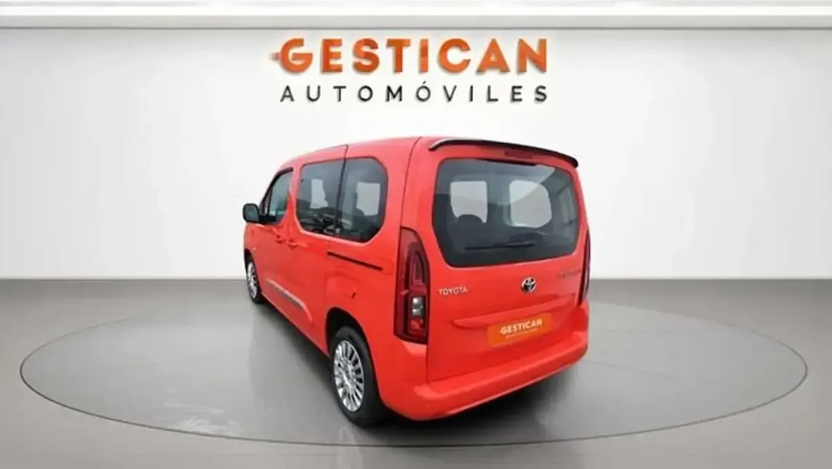 Usado Toyota Proace City Active 131 CV (96 kW) 2024 Rojo Monovolumen