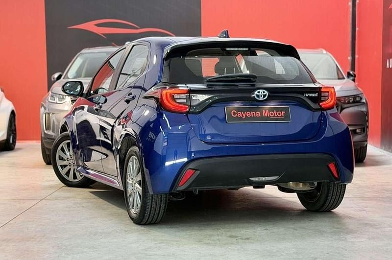 Usado Toyota Yaris Hybrid Active 116 CV (85 kW) 2024 Azul Utilitario