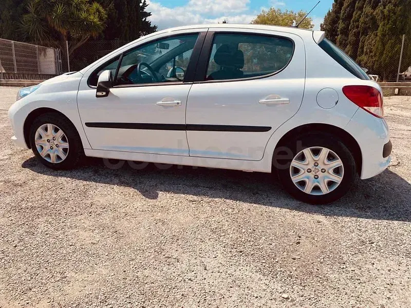 Usado Peugeot 207 Business-Line 70 CV (51 kW) 2010 Blanco Berlina