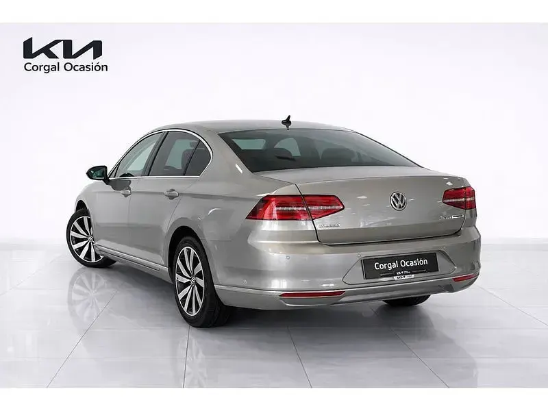 Usado VW Passat Sportline 150 CV (110 kW) 2016 Gris / plata Berlina