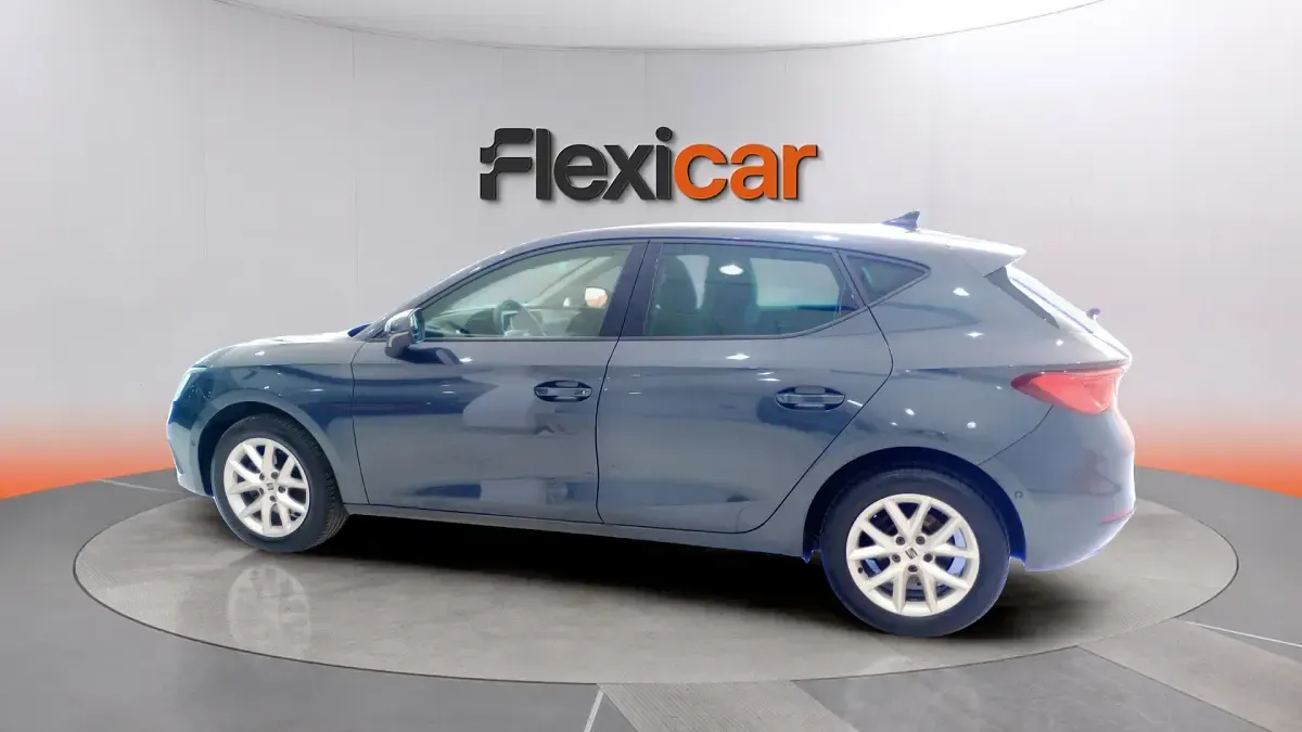 Usado Seat Leon Style 131 CV (96 kW) 2023 Gris Berlina