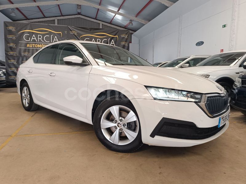 Blanco Usado 2021 Skoda Octavia Ambition Berlina | 16.200 € (Precio justo) - Imagen 1/4