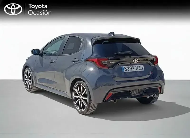 Usado Toyota Yaris Hybrid Sport 130 CV (95 kW) 2025 Gris / plata Berlina