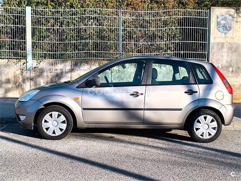 Gris / plata Usado 2004 Ford Fiesta Ambiente Berlina | 2000 € (Buen precio) - Imagen 1/4