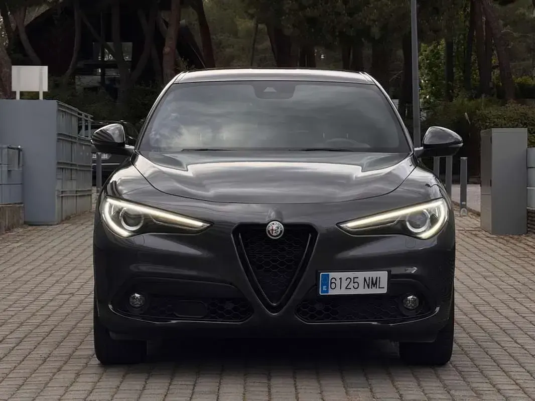 Usado Alfa Romeo Stelvio Sprint 190 CV (139 kW) 2022 Plateado SUV