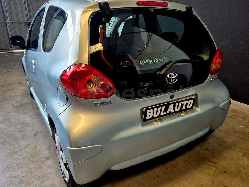 Usado Toyota Aygo 68 CV (50 kW) 2007 Gris / plata Utilitario
